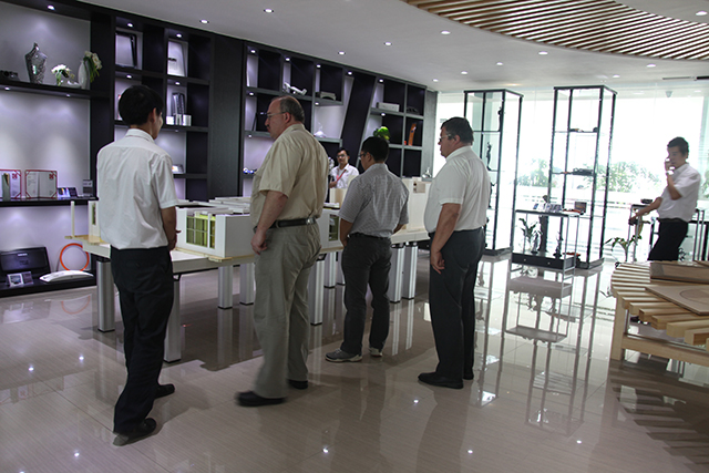 Medical Equipment Suppliers Mr.Zhou And Italy Customers To Visit The Company